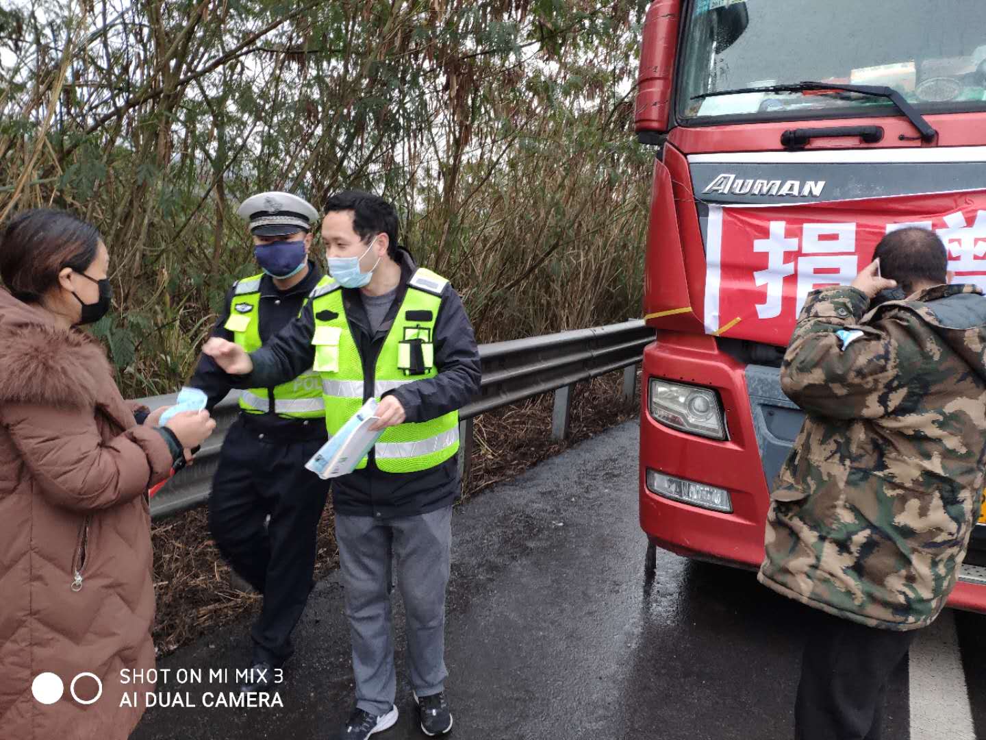 緊急救援向武漢運送捐贈蔬菜的故障車輛